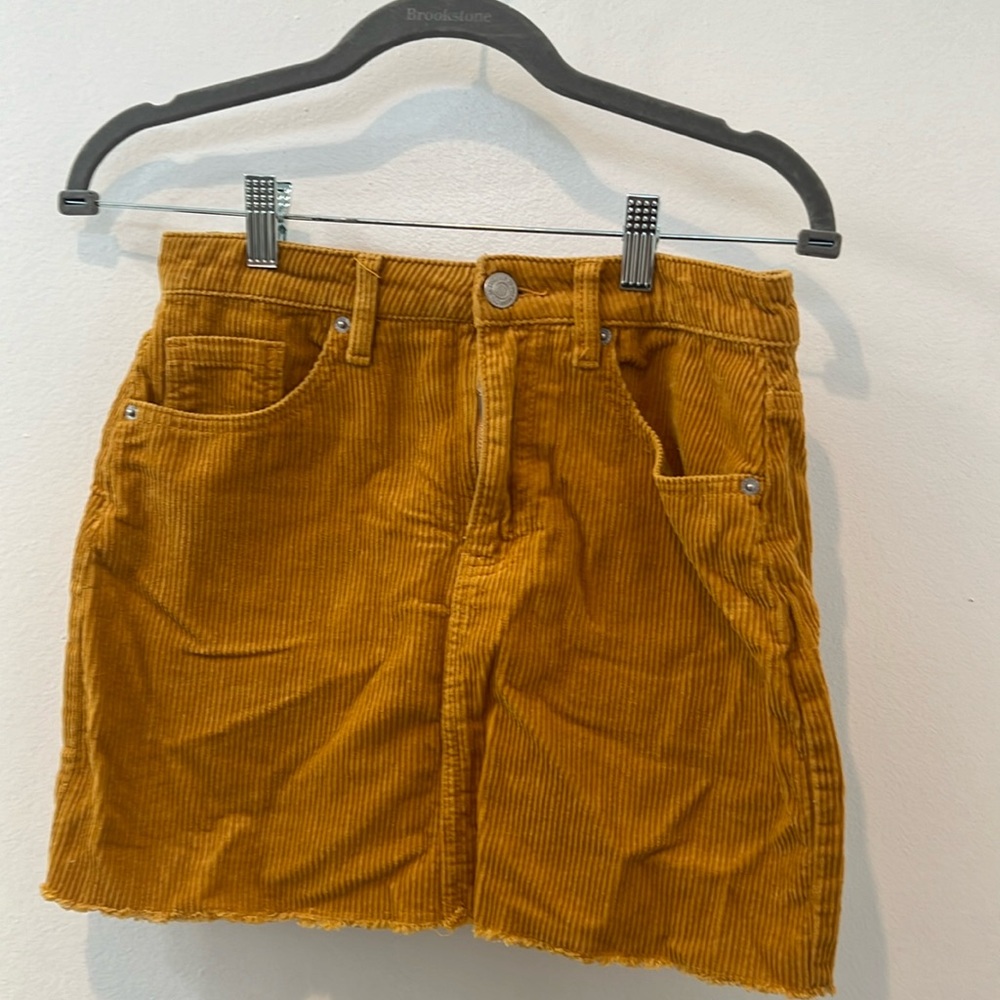 Forever 21 skirt Waist: 27 in

Length: 15 in